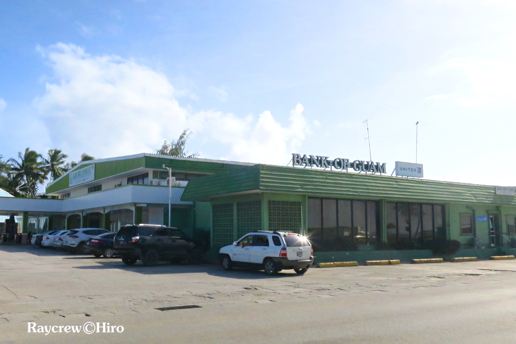 左から「K&K」「Post Office」「Bank of Guam」「United Air Line」